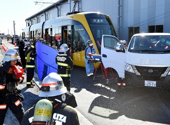 ＬＲＴと乗用車の衝突事故を想定して行われた車両火災訓練＝２７日午後２時、宇都宮市下平出町