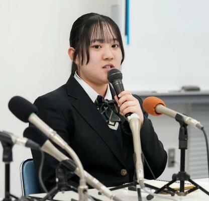 　記者会見する才津結愛さん＝６日午前、長崎市