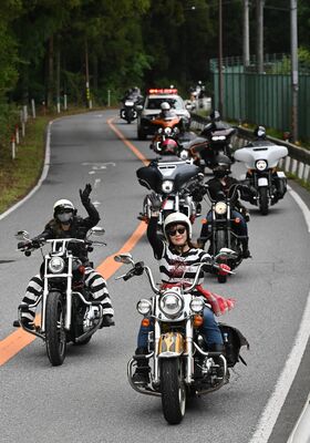 杉並木の日光街道を晴れやかにパレードする参加者たち＝21日午前10時55分、日光市瀬川