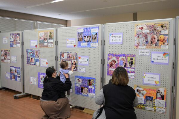 リトルベビーたちの成長の様子が分かる写真展＝道の駅サシバの里いちかい