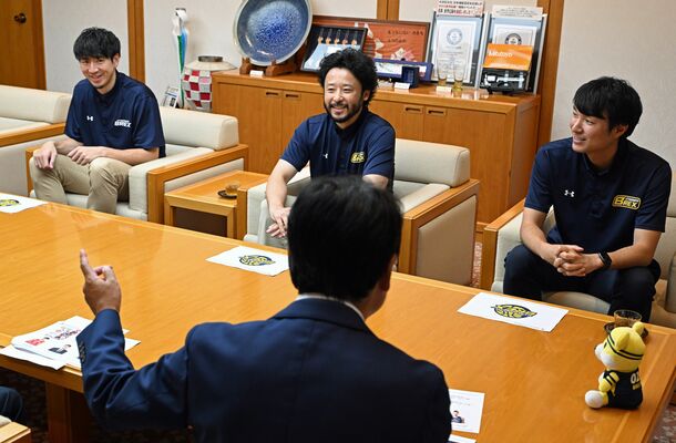 佐藤市長（手前）と歓談する藤本社長（右）、田臥主将（中央）、比江島＝宇都宮市役所