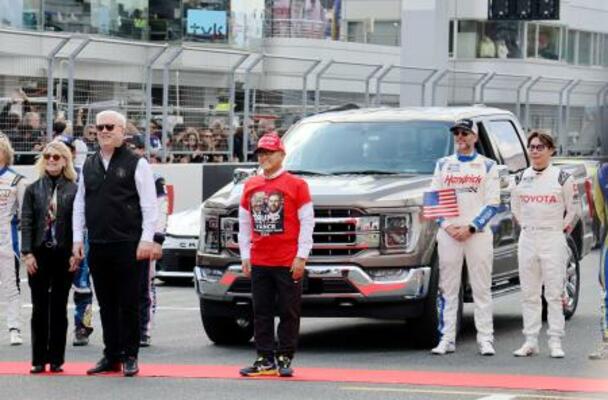 「NASCAR」のイベントに先立ち記念撮影する、トヨタ自動車の豊田章男会長(中央)。右端は小林可夢偉選手=16日午前、静岡県小山町の富士スピードウェイ