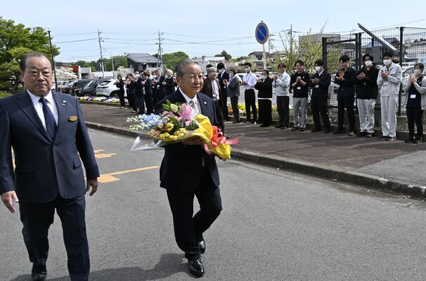 再選を果たし職員や支持者から出迎えを受ける広田町長（中央）