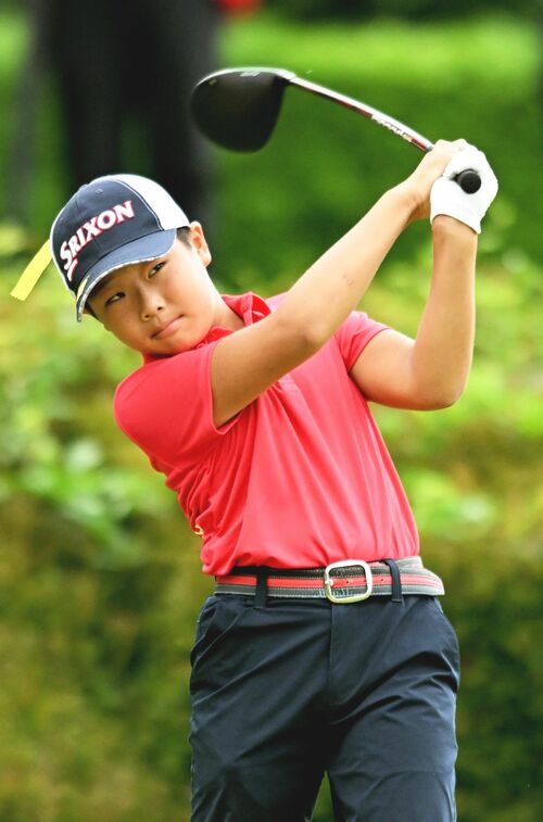 小学高学年 4アンダー、68で優勝した戸澤(合戦場)のティーショット=鹿沼CC北コース1番