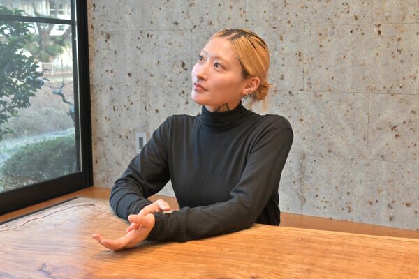 インタビューに応じる塚越さん＝2025年12月下旬、足利市大前町