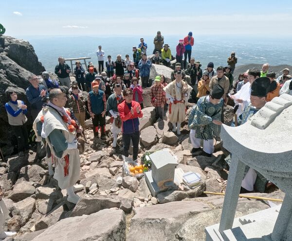 大勢の登山客が見守る中で行われた開山祭の神事＝８日午前10時20分、那須町湯本