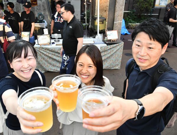クラフトビールで乾杯する来場者