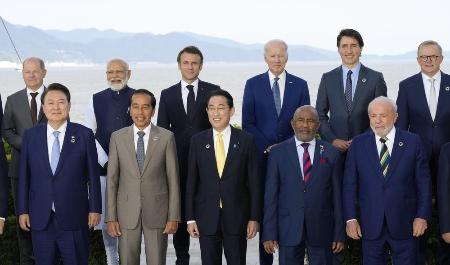 　日本開催７回目となった2023年５月の広島サミット。主会場で各国首脳と記念撮影する岸田文雄首相（前列中央）＝広島市