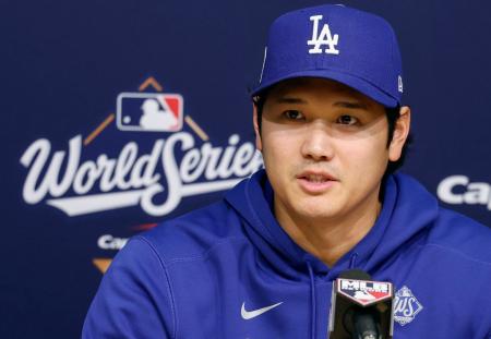 　記者会見するドジャース・大谷＝ロサンゼルス（共同）