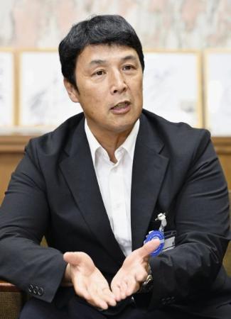 　インタビューに答える愛知県豊明市の小浮正典市長