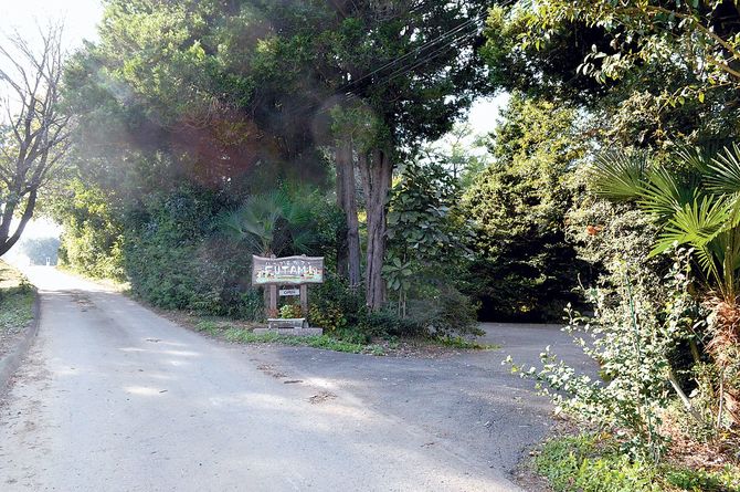 法師峠沿いに立つ目印の看板