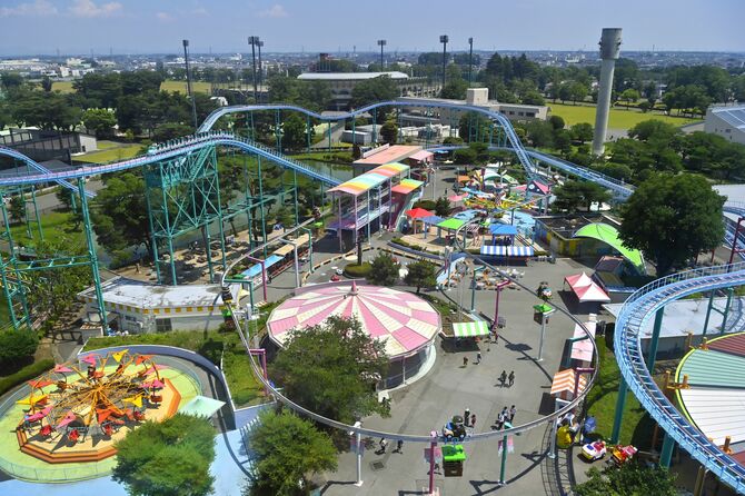 県民に愛され、開園45周年を迎えた「とちのきファミリーランド」。観覧車からは各種の乗り物を楽しむ来園者の姿が見られた＝14日午後１時５分、宇都宮市西川田４丁目