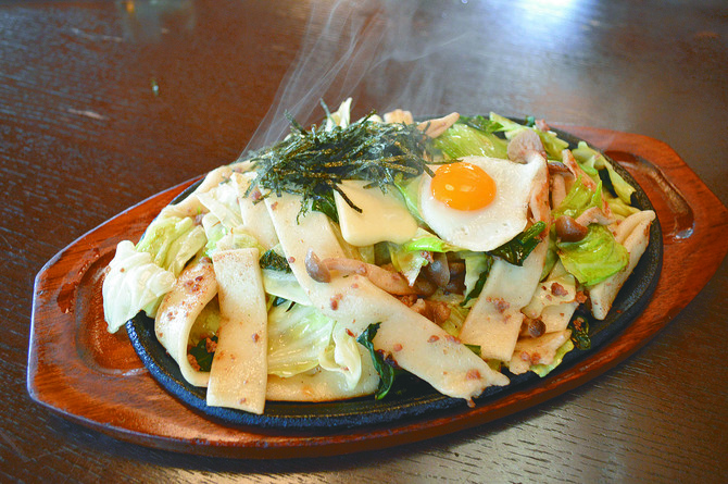 名物の焼うどん。飲み物、サラダが付くセットもあります