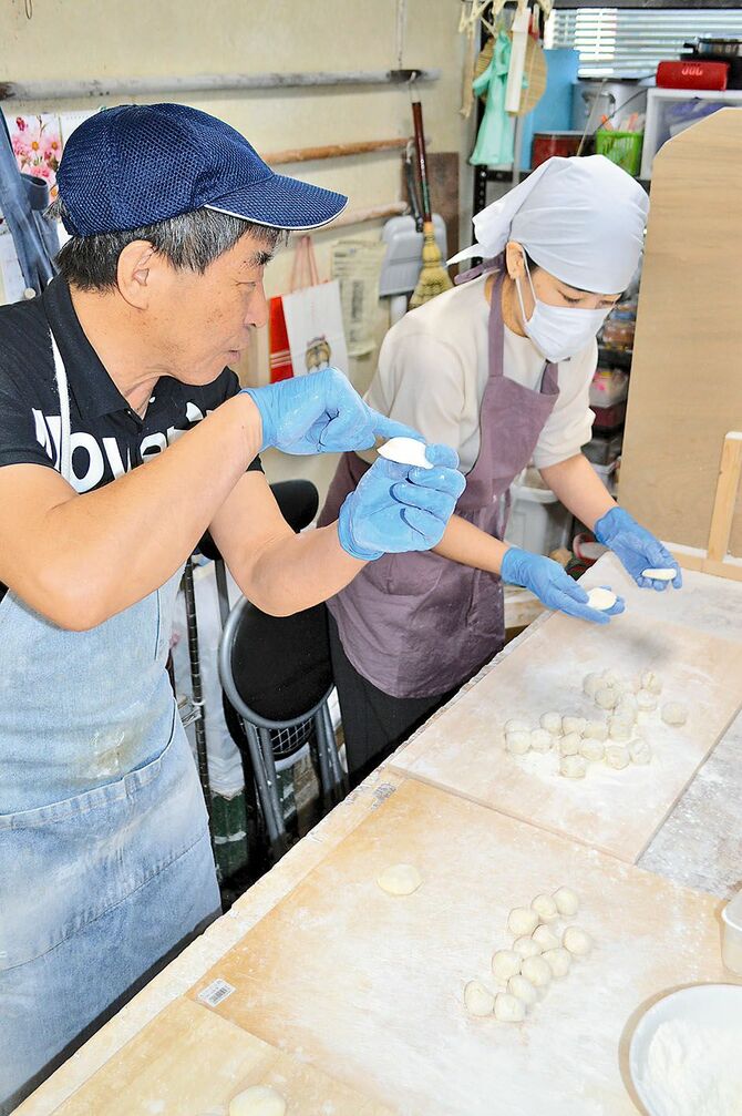 包んだ時に皮の端が厚くならないように真ん中は厚め、端は薄くのばすのがコツと教わります