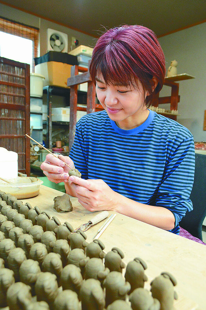 ◆プロフィル　東京都町田市出身。陶芸家を志し、2012年益子町に移住。2018年に独立し、はにわ職人の道に進む。インスタグラム　@tsuchi_no_megumi
