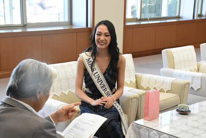 福田知事(左)に世界大会出場を報告した橋本さん=28日午後、県庁