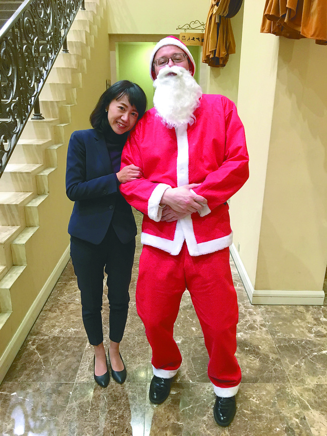 ミカエル・カクゾーさん(写真右)と妻の関本美香さん