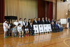 コウノトリ4羽の愛称決定　小山・下生井小で命名式　「遊愛」「歴叶」「流…