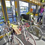 LRT×自転車、実証実験　「サイクルトレイン」観光ツアー想定し14人参加