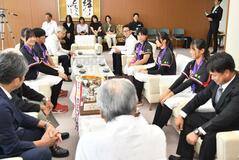 全国優勝を報告