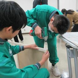 栃木・皆川中生徒が立て看板作り　地元木材を使用