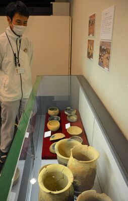 出土した土器などが並ぶ「仁王地遺跡展」