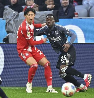 　Ｅフランクフルト戦で競り合うバイエルン・ミュンヘンの伊藤（左）＝２１日、ミュンヘン