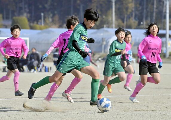 大会が開幕し、熱戦を繰り広げる選手たち＝４日午前10時25分、益子町益子
