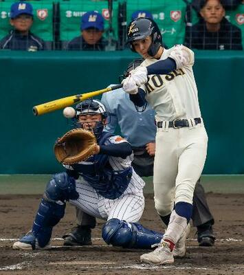 　八戸学院光星―滋賀学園　８回裏八戸学院光星１死一、二塁、菅沼が左前に決勝打を放つ。捕手島尻＝甲子園