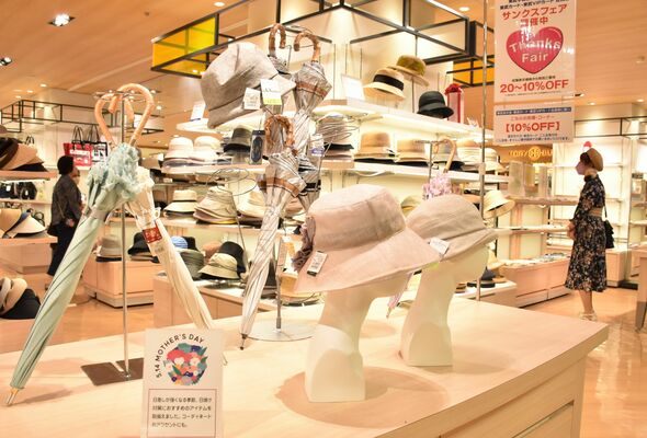 「母の日」に向け、帽子や日傘などの外出用アイテムを並べた売り場＝12日午後、宇都宮市宮園町