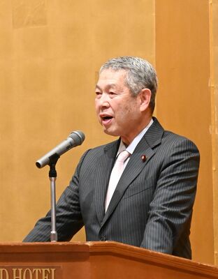 新春の集いであいさつする佐藤氏＝11日午前、小山市内