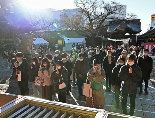宇都宮二荒山神社を参拝する人々。コロナ禍で迎える３度目の正月で、前年より人出が増えた＝２日朝、宇都宮市馬場通り１丁目