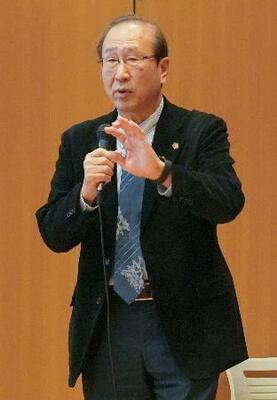 兵庫県佐用町の「スプリング8」で講演する京都大の北川進特別教授=20日午後