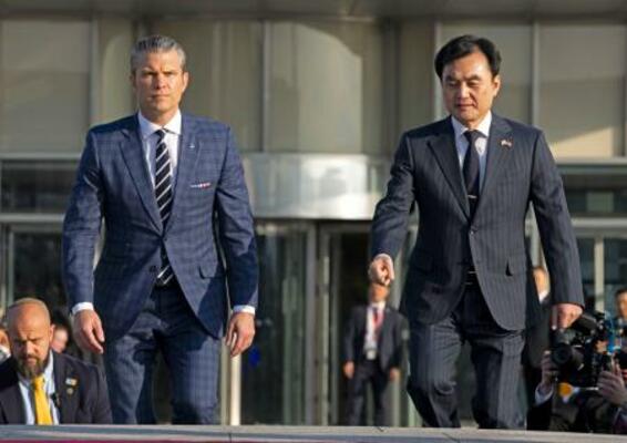 　米韓定例安保協議を前に開かれた歓迎式典に出席したヘグセス米国防長官（左）と韓国の安圭伯国防相＝４日、ソウルの国防省（代表撮影・共同）