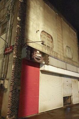 女性の遺体が見つかった飲食店が入る建物=10日、北海道日高町