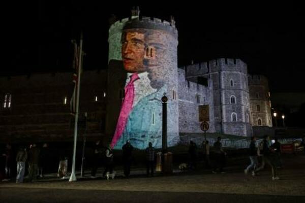 　１６日、ロンドン郊外のウィンザー城に投影されたトランプ米大統領と富豪エプスタイン氏の映像（ロイター＝共同）