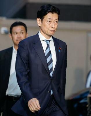 　安倍元首相をしのぶ会合に向かう、自民党の西村選対委員長＝１５日夜、東京都千代田区