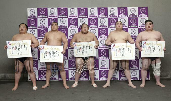 各段で優勝した（左から）十両の出羽ノ龍、幕下の和歌ノ富士、三段目の生田目、序二段の旭富士、序ノ口の阿龍＝エディオンアリーナ大阪
