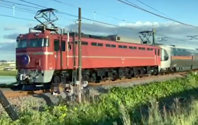 線路脇でカシオペアを撮影し、通過と同時に走り出す３人＝３日午後、矢板市内・撮影者提供（画像は一部加工しています）