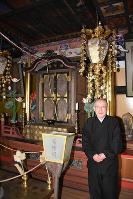 ３３年ぶりに一般公開される観音像が収められた厨子と佐藤住職