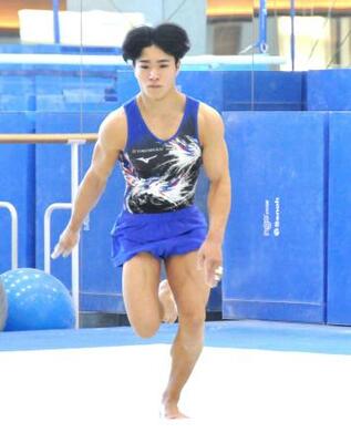 　試技会で床運動の演技をする徳洲会の岡慎之助＝神奈川県鎌倉市