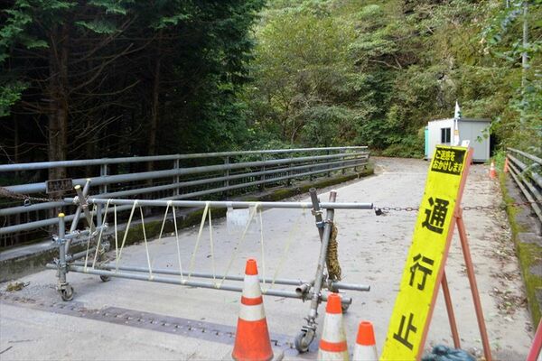 通行止めとなっている林道作原沢入線