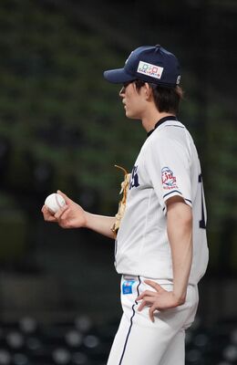今季初登板で六回途中７失点と踏ん張れず、マウンド上で肩を落とす今井＝メットライフドーム