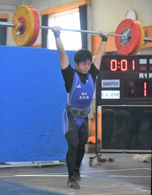 重量挙げ男子67キロ級　スナッチ、ジャークとも大会新記録で優勝した春山（足利南）＝小山南高トレーニング場