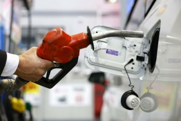 ガソリンスタンドでの給油=東京都内