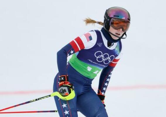 　アルペンスキー女子団体複合の後半回転でゴールした米国Ａのミカエラ・シフリン＝１０日、コルティナダンペッツォ（共同）