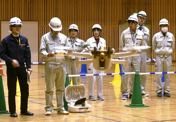操縦作業を学ぶ市職員たち