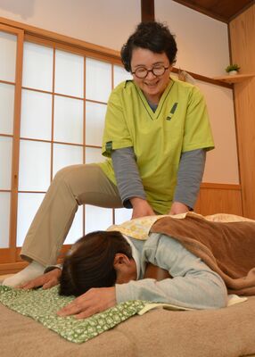 施術する日本指圧愛好会会長の野上さん