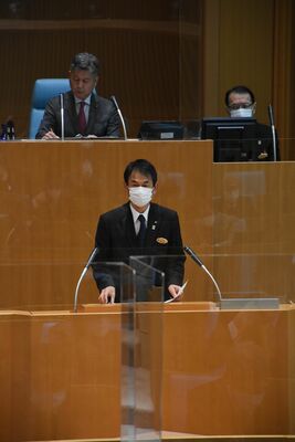 寄宿舎の閉舎延期を表明する阿久澤県教育長＝２日午前、県議会本会議場