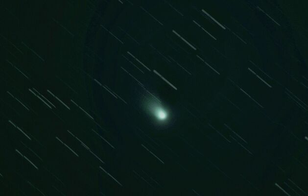 尾を引く緑色のＺＴＦ彗星＝小倉浩さん提供（４７２枚の画像をメトカーフ合成）